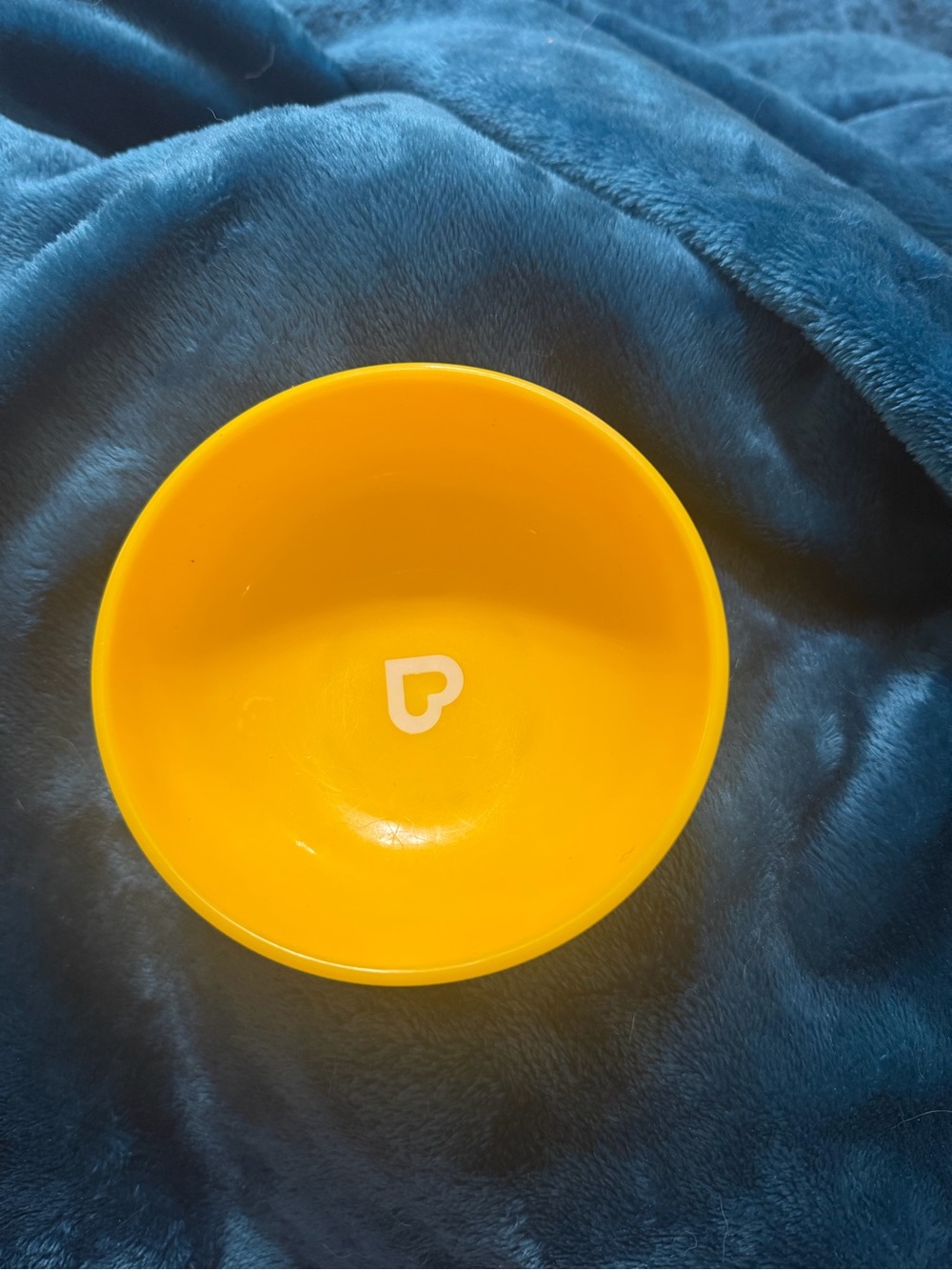 1 Munchkin Yellow Suction Bowl, 1 Blue and 1 Bright Green Suction Plate.